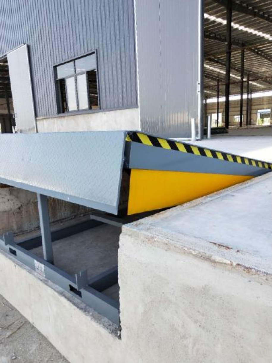 1575083285-Heavy-Duty-Garage-Adjustable-Loading-Dock-Leveler.jpg